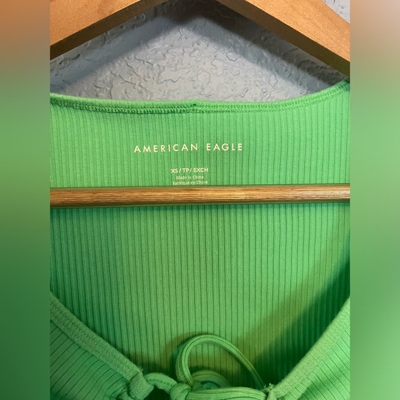 American Eagle | XS | Bright Green Tie-Front Crop Top - Picture 2 of 4
